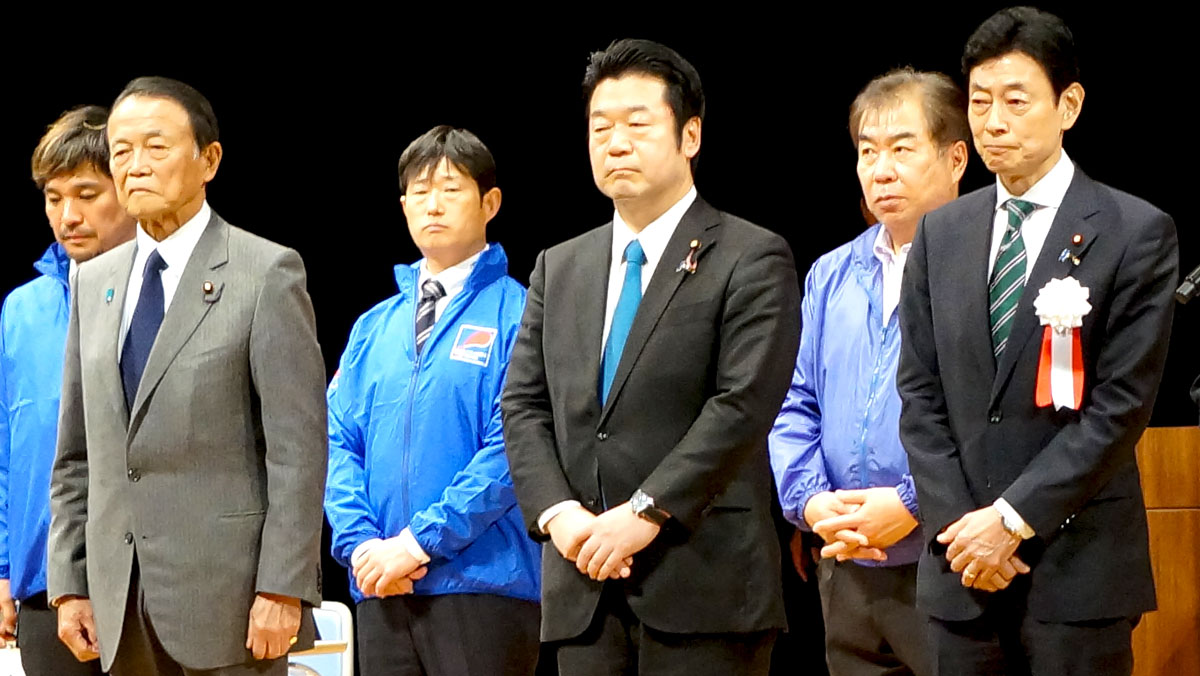 ステージ上に勢ぞろいして「頑張ろう」を連呼した