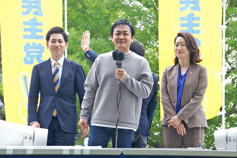 玉木雄一郎氏(真ん中)と牛田茉友候補(右)