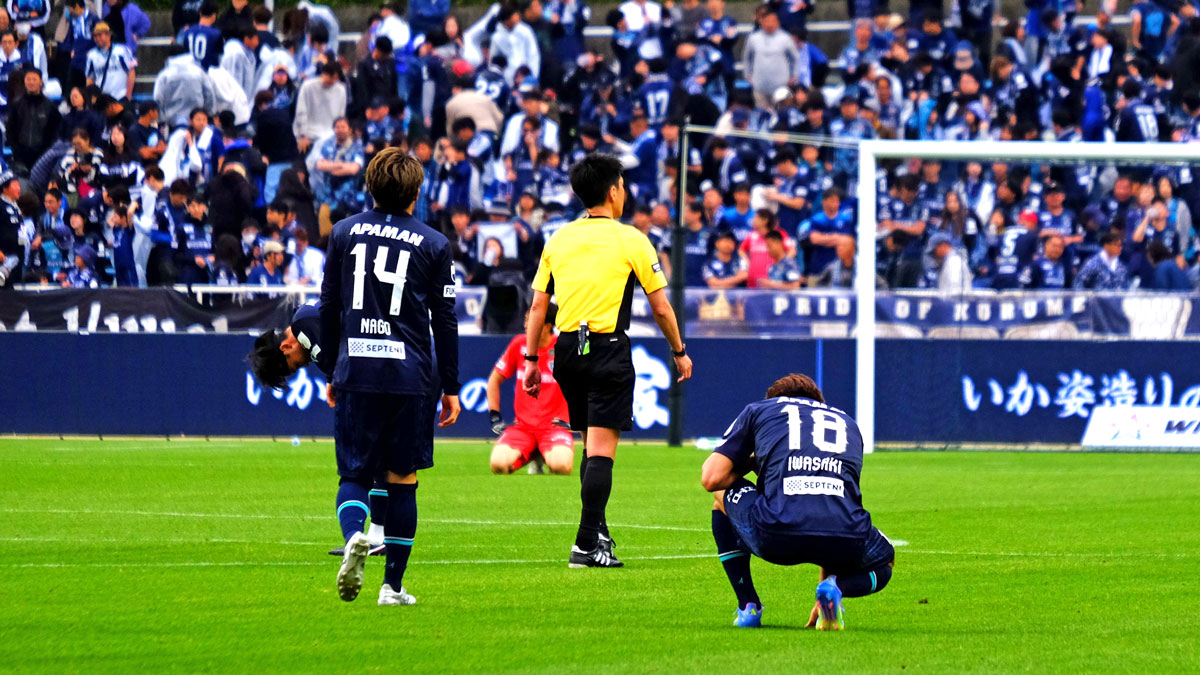 試合終了。がっくりとしゃがみ込むMF岩崎悠人