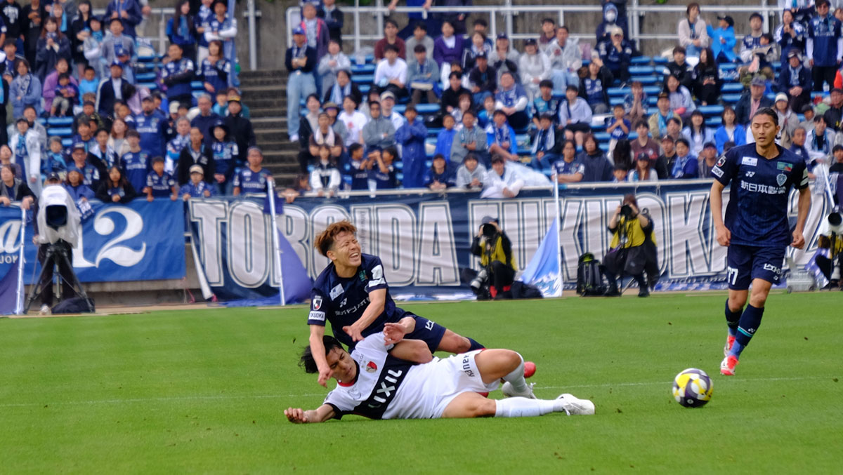 後半、鹿島MF知念がMF見木に激しくタックル。知念にイエローカード