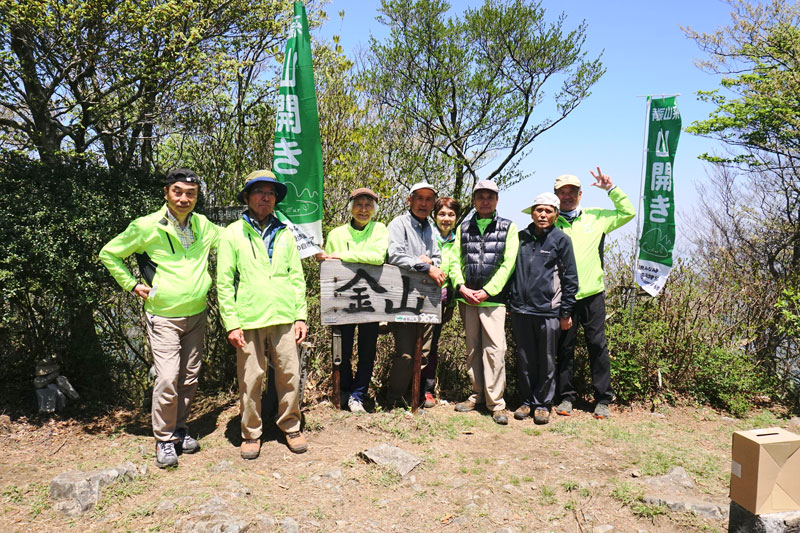 キャプション:「脊振の自然を愛する会」山頂スタッフ