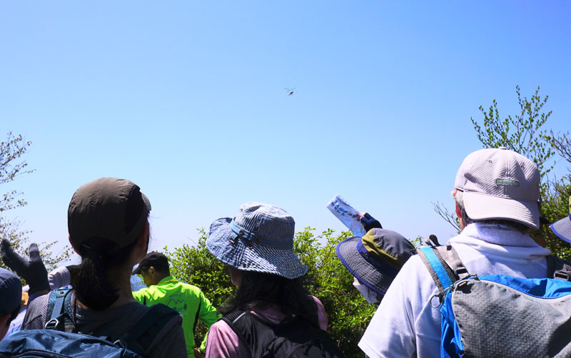 FBS福岡放送の取材ヘリに手を振る登山者たち