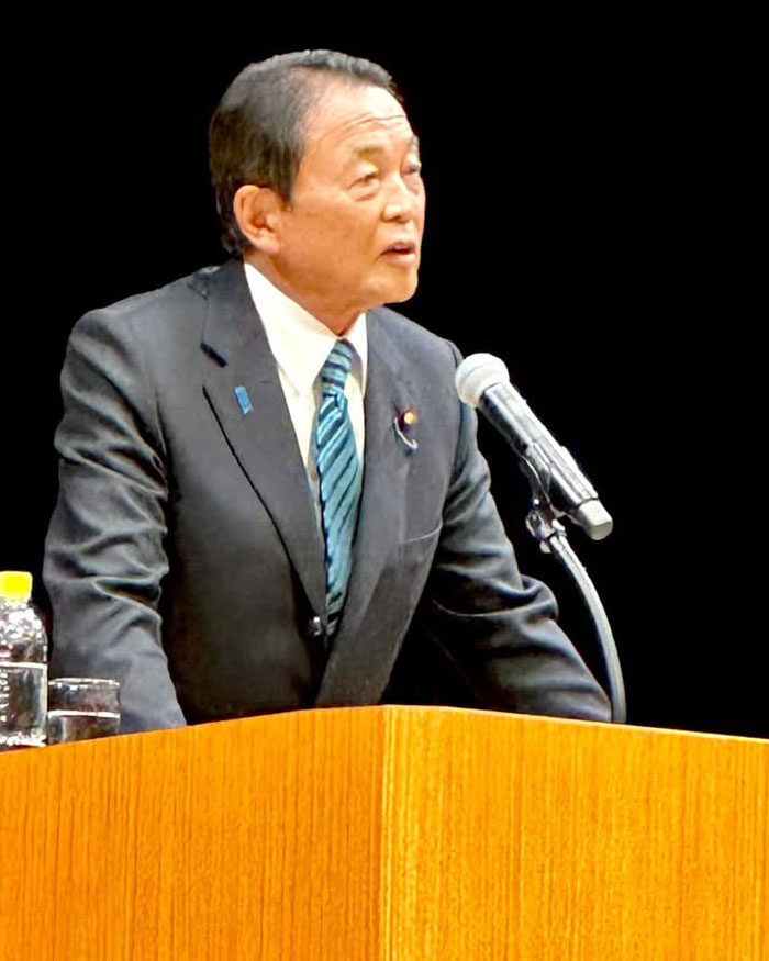 講演を行う麻生氏