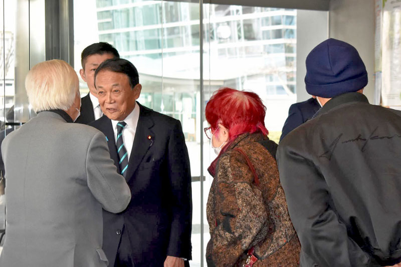 支援者に挨拶する麻生氏
