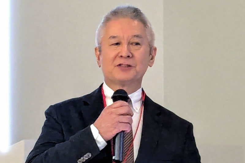 あいさつをする隈本理事長