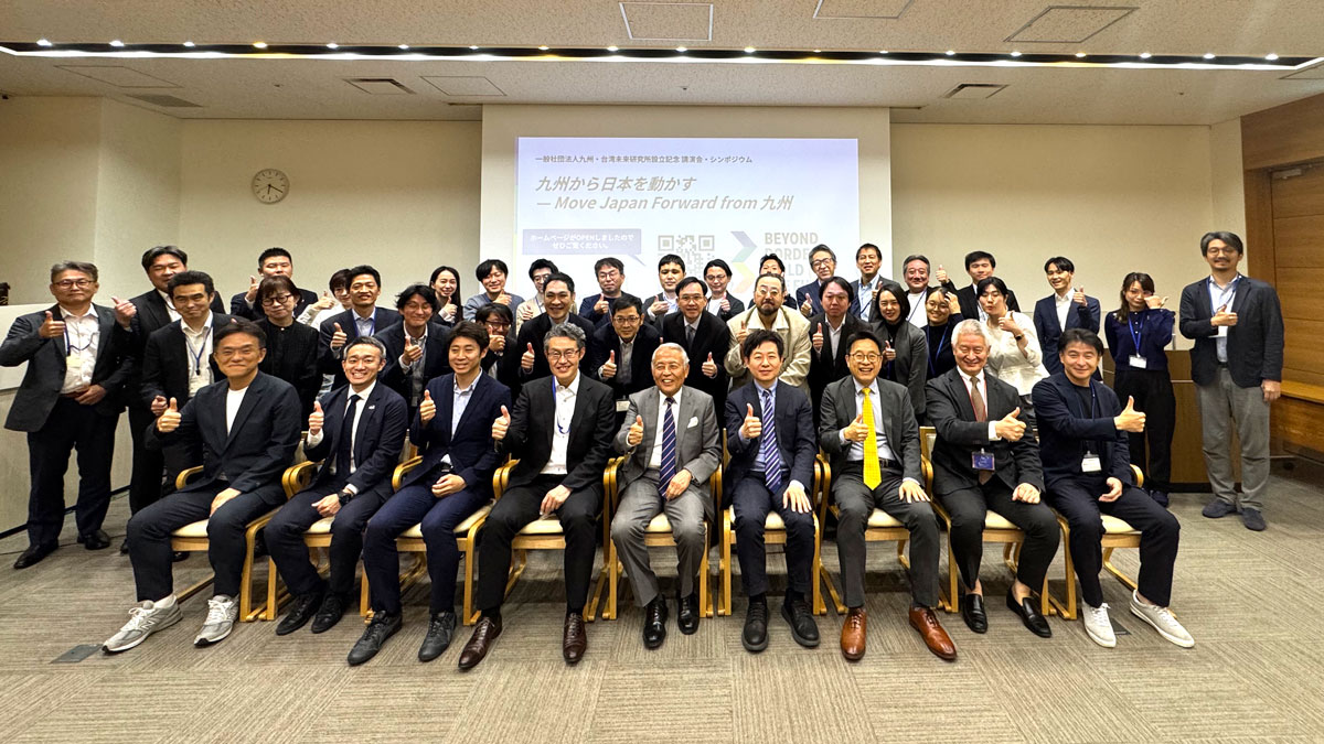 右から2人目が熊本理事長、3人目が林氏、4人目が李理事長、5人目が麻生名誉会長