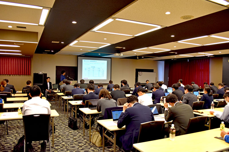 熱心に耳を傾ける金融機関の関係者