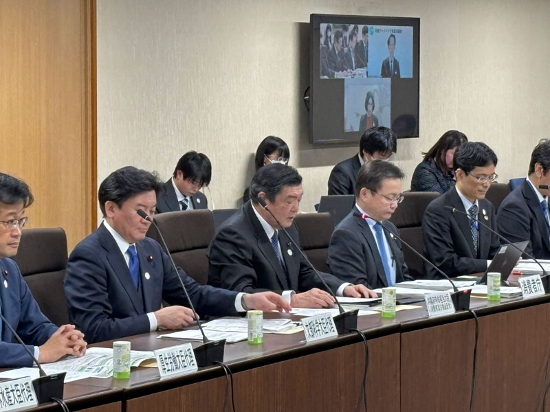食品ロス削減推進会議で挨拶する伊東消費者担当相(左から3人目、2024年12月24日)