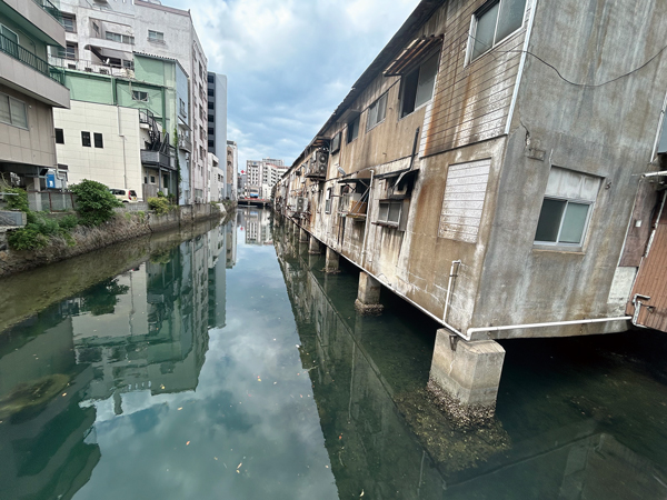 神嶽川の上にせり出す建物
