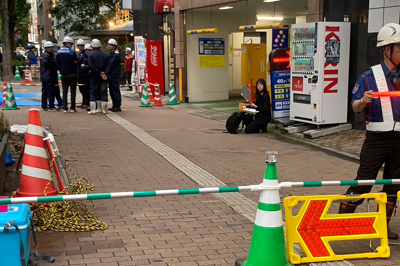 現場で打ち合わせを行う福岡市関係者