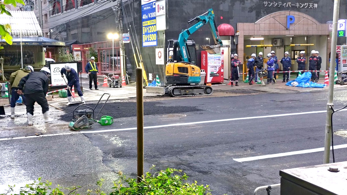 作業完了直前の陥没現場(11日午前6時ごろ)