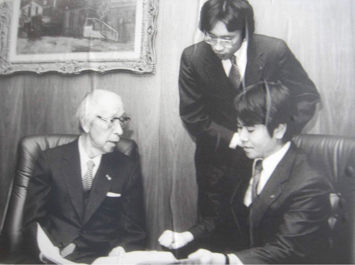 松下幸之助氏から薫陶を受ける原口氏