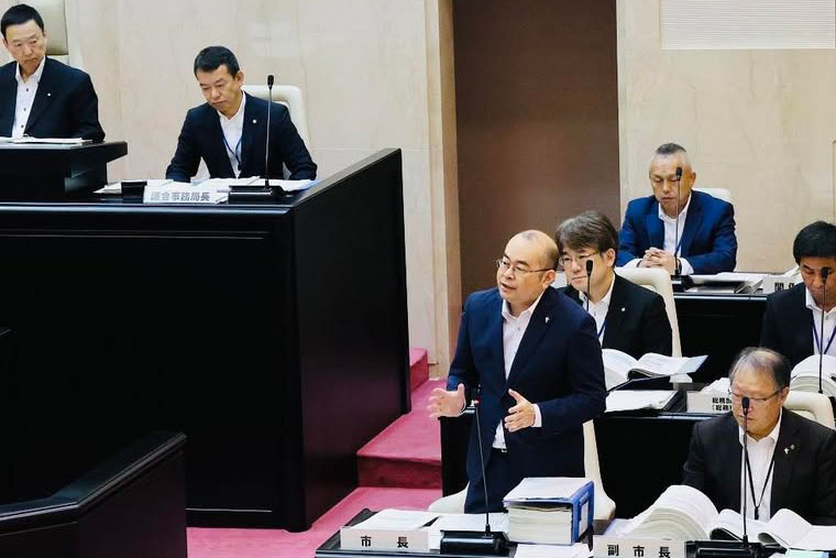答弁を行う楠田大宰府市長(市長Facebookより)