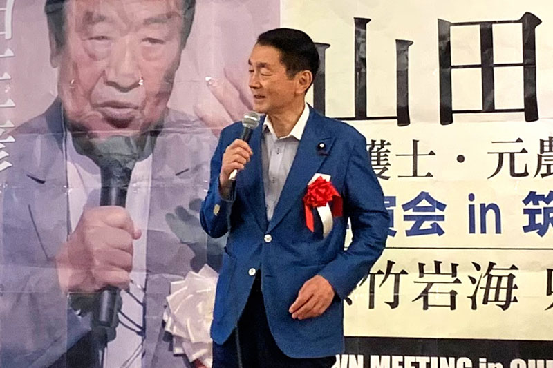あいさつする野田国義氏