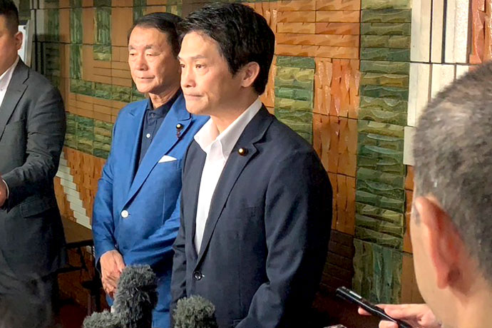 集会後、取材に応じる小川幹事長