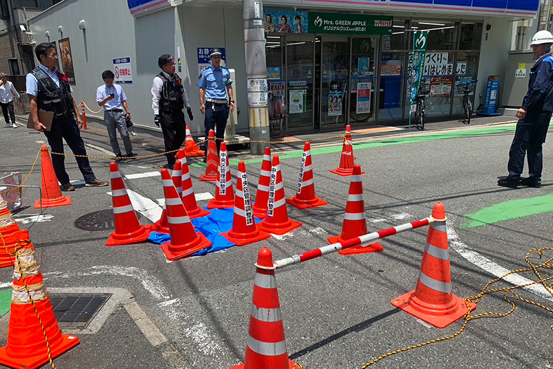 現場を見守る警察官ら