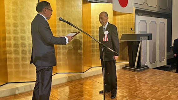 表彰を受ける村井正隆氏(ムライケミカルパック(株)代表取締役社長)