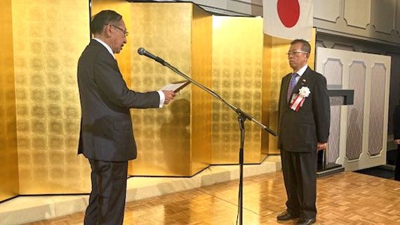 表彰を受ける手島博士氏((株)手島設計事務所会長)