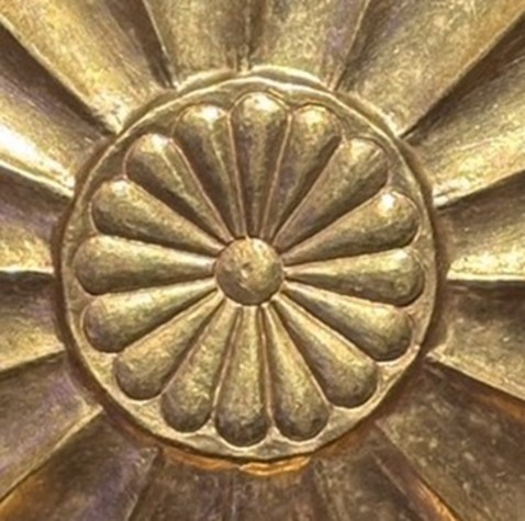 プスセンネス1世の黄金の杯、杯の中央に十六菊花紋が刻まれている (ラムセス大王展にて)筆者撮影