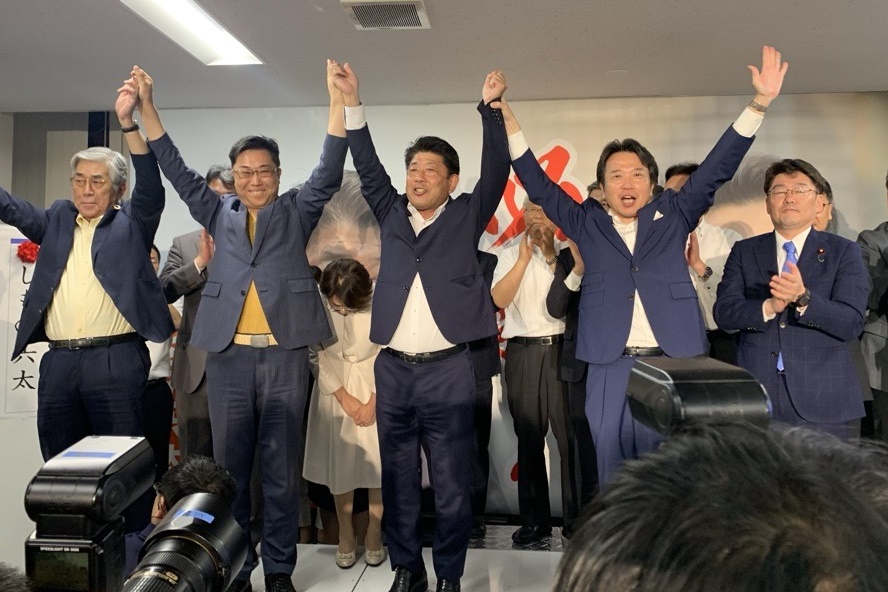 当選が確実となったことを受けて万歳する下野六太氏と支持者ら