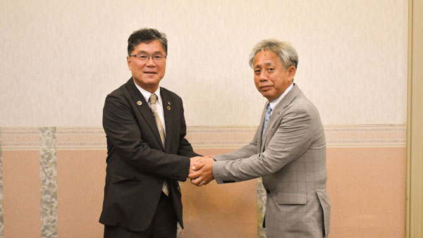 協力を誓い合う両理事長(左:福岡電気工事業協同組合 理事長 堀内重夫氏 右:電九協福岡電設㈿ 理事長 野添光治氏)