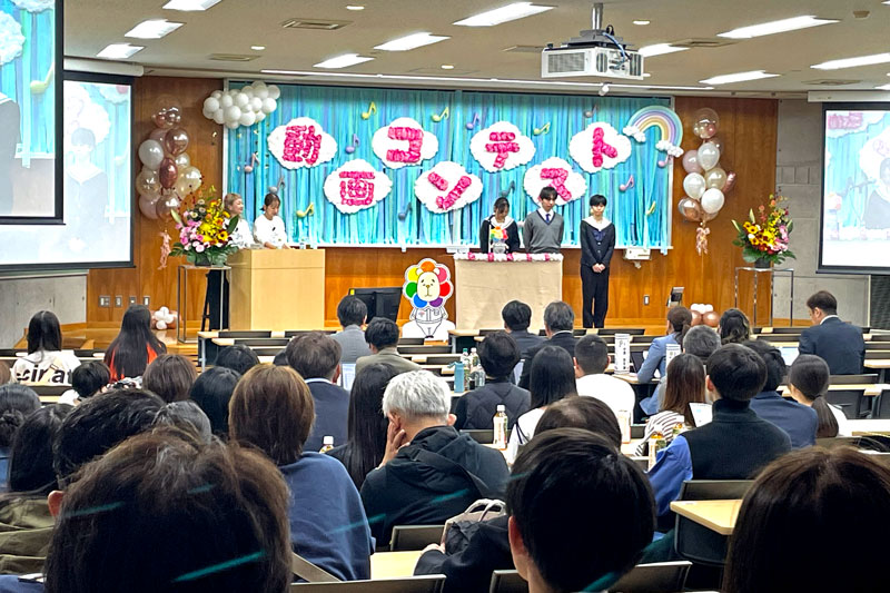 九州産業大学の施設で行われた「第2回動画コンテスト」のプレゼンと表彰式の様子