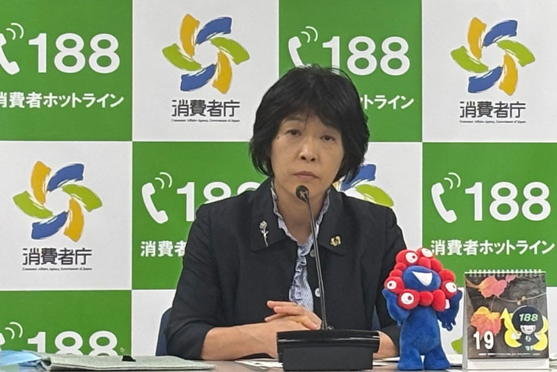 記者会見する消費者庁の新井ゆたか長官(2025年6月19日、筆者撮影)