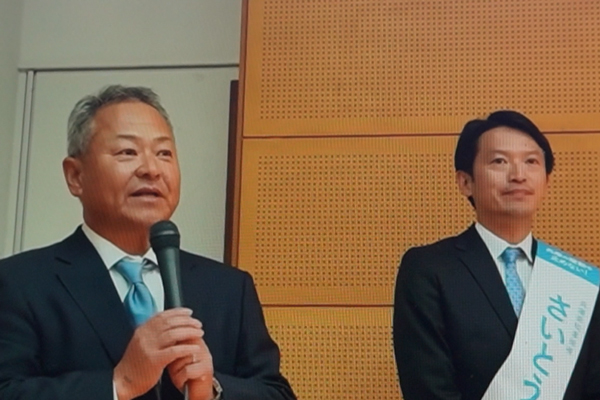 斉藤知事個人講演会冒頭挨拶(森田氏と並ぶ)