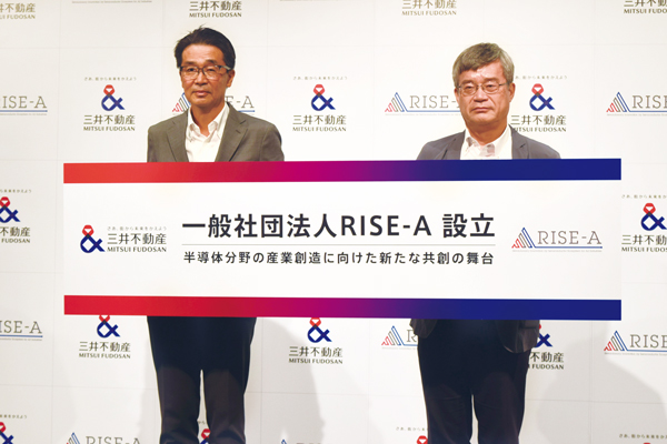 三井不動産の山下和則常務執行役員(左)と名古屋大学の天野浩教授(右)