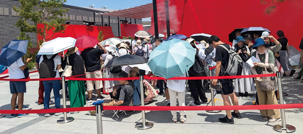会場内の待ち行列でもスマホアプリで個々それぞれに別世界へ入り込んでいる
