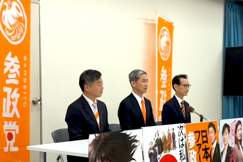 立候補表明を行う木下氏(中央)