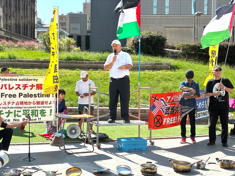 集会で訴えるエルジャマル氏