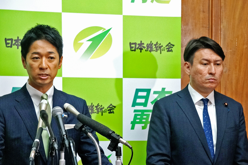 日本維新の会の藤田文武共同代表と斉藤アレックス政調会長