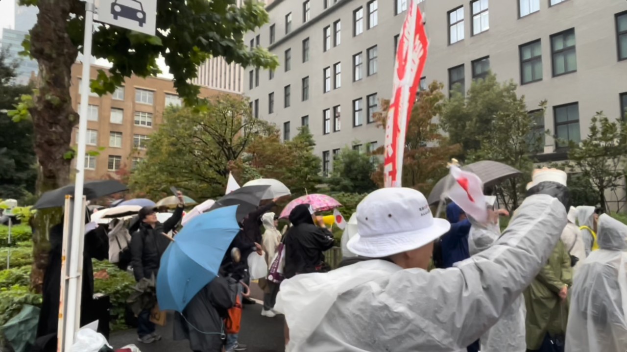 「財務省解体」「消費税廃止!」などとコールを浴びせる参加者(2025.10.25、財務省前で筆者撮影)
