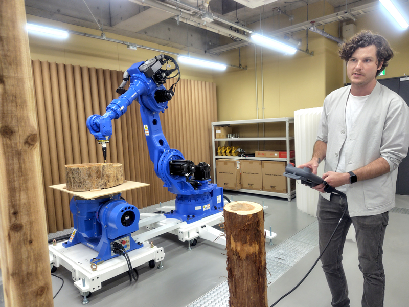 YASKAWAのロボットアームを操作するコルビニアン准教授