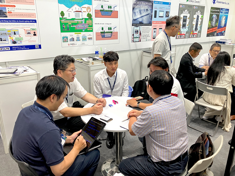 ゼオライトは国際展示会「ベトウォーター」(ベトナム・ホーチミン市)に出展。 左から2人目は嶋村社長
