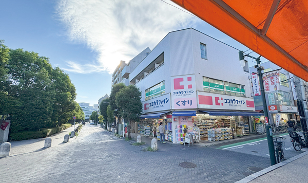 現代的な街並みの東急田園都市線・用賀駅周辺。ここから徒歩12分の閑静な住宅街の中に「旧用賀名主邸」はある
