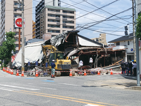 久留米市六ツ門町の解体作業中建物の崩落事故現場の様子