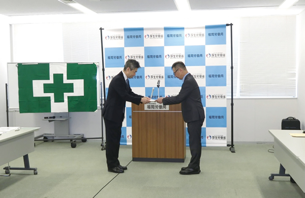 緊急要請文書を交付する千葉福岡労働局長