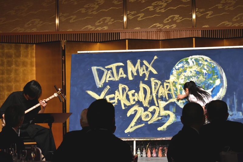 カラリズムリサ氏(アートパフォーマー)×岩田桃楠氏(津軽三味線奏者)のパフォーマンス