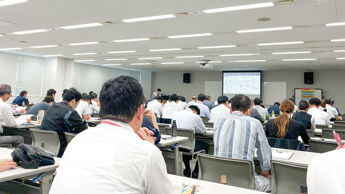 セミナー参加者の様子。講演者の話に熱心に耳を傾けていた