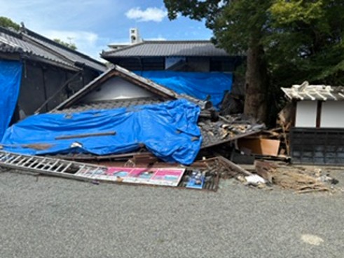 外壁や建物が倒壊した松浜軒
