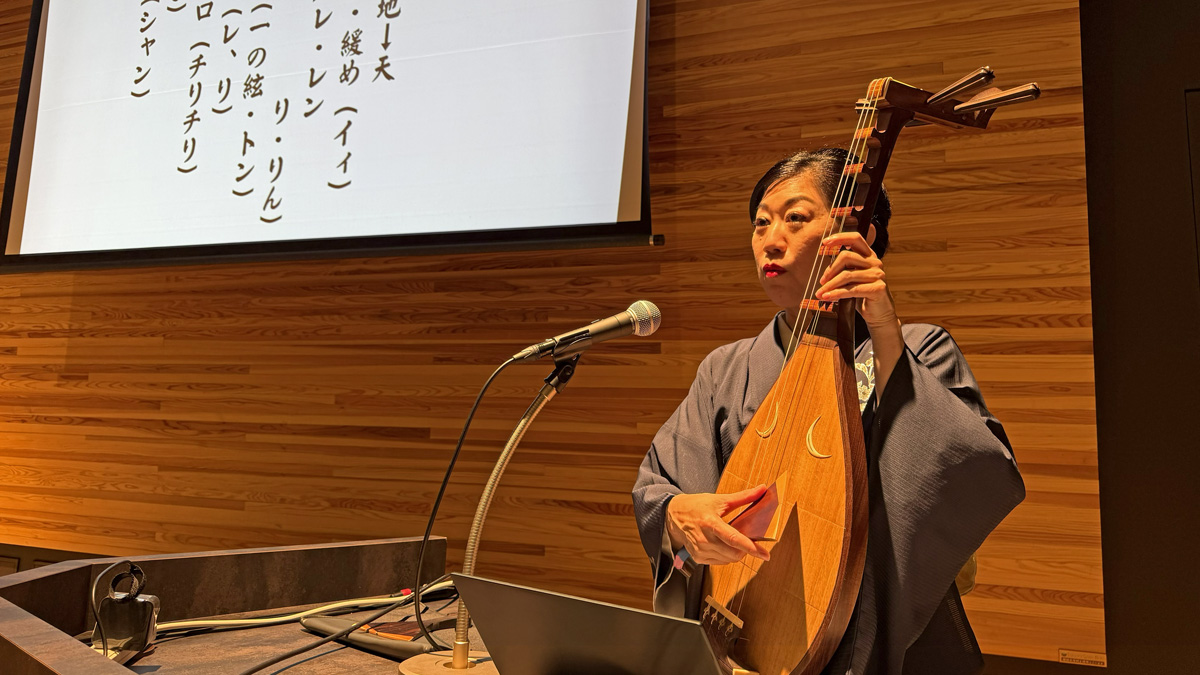 筑前琵琶の音色を実演で紹介する寺田蝶美氏