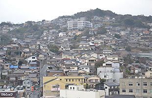 北九州市が斜面地の居住制限を検討　地価下落懸念も「理解できる」（前）