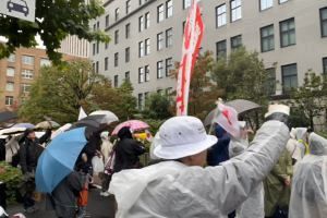 財務省前で150人が抗議、「国税庁の分離」や「消費税廃止」など『果たし状』掲げ