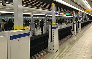 西鉄福岡（天神）駅、ホームドア実証実験の開始～本格整備は21年度予定