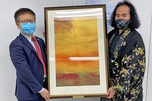 日中国交50年 芸術家・中島淳一氏が『日中の夜明け』を中国駐日大使館に寄贈