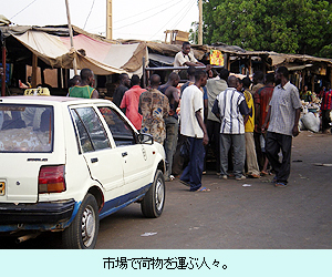 市場で荷物を運ぶ人々。