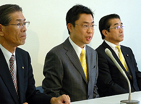 インタビューに答える秋野氏（中央）と弘友氏（右）、森下公明党福岡県幹事長（左）