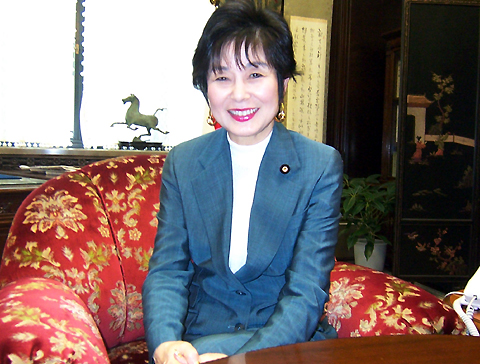 山東昭子参議院副議長（国会・副議長室で）